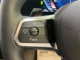 【アクティブクルーズコントロール】一定速度での巡航はもちろん、前方の車両との距離を一定に保ちながら自動で加減速を行います。BMWは車両停止までの制御が可能となりますので、渋滞時には大変嬉しい機能です。