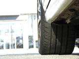 【左前タイヤ状態】 タイヤにつきましては車検対応状態に満たない場合、弊社にて交換して納車させていただきますのでご安心下さい。