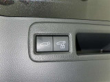 電動式バックドアです。 荷物を持ったままでもボタン一つで自動的に開け閉めできるので便利ですよ。 挟み込み防止機能も付いていますのでお子様の手や荷物を挟み込むのを防いでくれますよ。