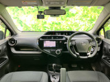 運転席から前方を見渡しやすく、フロントガラス越しの視界も広々。前席はゆったり座れる配置で、助手席の方との会話もしやすく、日常の移動を快適に過ごせます。