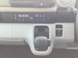 オートエアコンと前席シートヒーターが装備されており、快適に運転が可能です。