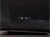 【ヘッドアップディスプレイ】現在の車速表示や目的地へのルート案内やメディア関連のリストを表示する事が可能です。視線移動を減らす事によりドライブに集中して頂けます。