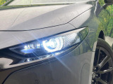 【LEDヘッドライト】悪天候や夜間走行時も良好な視界を確保し安心して運転できる高輝度LEDヘッドライトを装備!点灯速度が早く、消費電力も抑えられています。