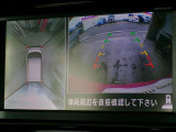 ☆全周囲カメラが駐車をアシスト☆4つの高解像度カメラで車の周囲を撮影!見えにくい死角の駐停車も驚く程に楽々です。バックカメラは、車庫入れの時は勿論、後方の安全確認もできて安心です♪