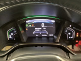 デジタル表示のスピードメーターを配した見やすいメーター部になっています。中央のインフォメーション画面でオドメーターや燃費などの情報を確認できます。