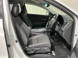 程よい硬さとホールド性が高くロングドライブも疲れにくいシートです。