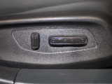 パワーシート装備車です。電動でシートが動きます、高級感がありとても便利な機能です!