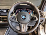 【ハンドル】ドライバーとBMW車の一体感がダイレクトに伝わるステアリングホイール。形状・太さへの拘りに加えて、操作性を高める為にスイッチ類も配置。クイックかつ安定のドライビングを体感下さい!