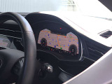 内装はシンプルに使い勝手を考え作られています。お車を運転する感覚をダイレクトに体感して頂けます。室内も広くロングドライブにも快適にお過ごしいただけます。