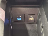 充電用USB端子付き。スマートフォンなどの充電に便利です。