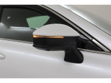 隣車線を走る車両をレーダーで検知し、ドアミラーでは確認しにくい後側方エリアに存在する車両に加え、急接近してくる車両も検知します。車両を検知するとドアミラーに搭載されたLEDインジケーターが点灯します。