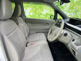 ゆとりを感じる前席まわりは、窓からの見通しもよく、運転席と助手席で視界を確保しやすい空間です。明るい色調のシートが、落ち着いた乗車時間を支えます。
