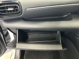 ちょっとしたところは収納ボックスにもなっています。車内はサイズも決まっているので、収納が少ないと思っているアナタ!ご安心ください。さまざまなところに収納が隠れているんです♪