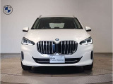 【キドニーグリル】BMWは約90年もの間、ほぼ全ての車両にひと目でBMWだと分かるこの特徴的なフロントグリルが備えられ、デザイン・アイコンとして親しまれてきました。