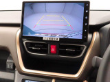後退時に車両の後ろ側をモニター画面に表示します。車庫入れなどでバックする際に後方確認ができて便利です。車庫入れが苦手な人もこれで安心。
