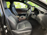 落ち着いた色合いのシートとドア内張りが調和し、くつろげる運転席まわりです。前方を見渡しやすい視界とゆとりある足元で、毎日の移動も快適に過ごせます。