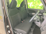 前席は左右に並ぶシートと大きな窓により、開放感のある運転席まわりです。座面や背もたれもゆったりした形で、乗り降りの際にも車内の様子を確認しやすいです。