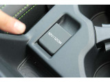 センタートンネルのシフトの後方には「アクセサリー電源ソケット(12V)」もあります