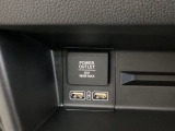 助手席前には横長のトレーとアクセサリーソケットがついています。その下に充電可能なUSB端子が2個ついていますので、手前のトレーにスマートフォンを置いて移動中でも充電できるので便利です。