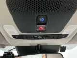 【SOSボタン】体調が悪くなったときや、事故に遭遇したとき、あおり運転にあっている時など、緊急時にボタンを押すと緊急サポートセンターにつながり、オペレーターが警察・救急への取次ぎを行います。
