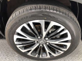 【純正アルミホイール】です!車両デザインに合わせてホイールをデザインしているため、見た目にもカッコイイアルミホイール♪洗車もラクチンで錆びません。