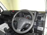 快適な操作性の運転席です。ハンドルも綺麗に清掃済みです。