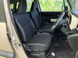 前席は視界が開けており、運転席から前方や左右の様子を確認しやすいレイアウトです。ゆとりある座席配置で、乗り降りもしやすく、毎日の通勤やお出かけに使いやすい室内です。