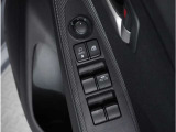 【パワーウインドウ】当然パワーウインドウが付いております。窓の開閉はボタン一つで楽々、必須装備ですね。