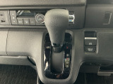 オートマチックシフトレバーは、手になじみ操作しやすい形状で安全運転にもつながります♪