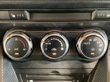 空調スイッチ類は最近流行のタッチパネル式ではなく、運転中でも直感的に操作できるダイヤル式を採用しております。