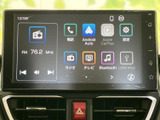 ラジオに加え、電話やAndroid Auto、Apple CarPlayなどの項目を画面から選べます。音楽や接続機能をまとめて確認でき、目的に合わせて使い分けやすい装備です。