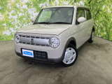 丸みのあるヘッドライトとすっきりしたフロントまわりが、親しみやすく洗練された印象を演出。明るいボディカラーも相まって、街中でも自然になじむ佇まいです。