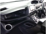 助手席目線です!ちょっとした荷物を入れるスペースがあるので小物とかを置くのに便利ですよ♪