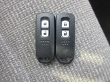 スマートキー付きです。人気装備の一つで、鍵を触らなくてもドアロックの開錠、エンジンの始動が出来ます。雨の日もキーを探す手間からも解放されますね。