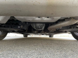 気になる中古車の下廻り。もちろん、納車時には整備スタッフによる点検を実施致しますので安心してご購入いただけます。