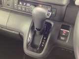 インパネシフトを採用しているので、前席の足元も広々としています。運転席と助手席の行き来もスムーズです!