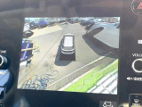 【マルチテレインモニター】車のフロントやサイドのカメラ画像を同時にモニター表示することで、悪路や狭い道を走行時でも周囲の状況確認ができ安心!本格SUVにうれしい装備です♪