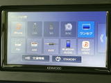 ラジオやディスク、USBなど複数の音源を画面から選べる仕様です。音楽を聴きたいときも、表示された項目を確認しながら好みのソースへ切り替えられます。
