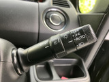 操作しやすい位置に配置されたレバーで、スムーズなウインカー操作が可能です。安全運転をサポートする、頼れる相棒です。
