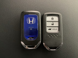 スマートキーを装備しています。鍵を差し込むことなくドアロックの開け閉めと、スタートボタン操作でのエンジンスタートができます。ボタン操作でトランクが開けられる電動テールゲートのボタンもついています。