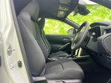 前席は身体を支える形状で、落ち着いて座れる空間です。運転席から前方を見渡しやすく、助手席にもゆったり過ごせる雰囲気が広がり、清潔感も感じられます。