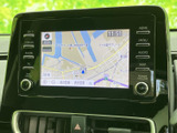 現在地を中心に周辺の道路や地名が表示され、目的地までの道順を確認する際に便利です。画面上で地図を見ながら案内を確認でき、初めての場所への移動もサポートします。