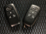 電子カードキーを携帯していれば、ドアハンドルやバックドアのリクエストスィッチを押すだけでドアの施錠、開錠が行えます。電子カードキーがないとエンジンが始動しない、盗難防止に役立つイモビライザー機能付