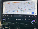 純正ナビを装備。タッチパネル式で使いやすく、お出かけもラクラクです。