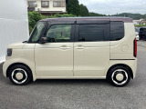 狭い駐車場でも、スライドドアならチャイルドシートへのお子さまの乗降や荷物の積載もスムーズ。とても便利な【助手席側。電動スライドドア】ドアハンドを少し引くだけでリアドアが自動開閉します。
