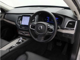 インストルメントパネルは僅かに運転席側へと傾けられているほか、余計なスイッチ類を可能な限り排し、運転に集中しやすい環境を造り出しています。