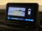 リバースギアに入れるだけで後方の表示へ切り替わります。夜間や雨の日の駐車も楽になりますよ。