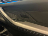運転席にメモリー機能を搭載。お好みのシートポジションを登録して呼び出せるため、乗車のたびに細かく調整する手間を軽減します。