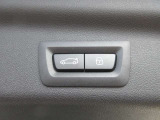 電動リアゲート装備です。バンパー下でのキックスイッチも装備されております。