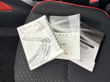 メンテナンスノート、取扱説明書ですね。 車の情報が凝縮されています。 車の整備記録が記載されている大事な物ですよ。